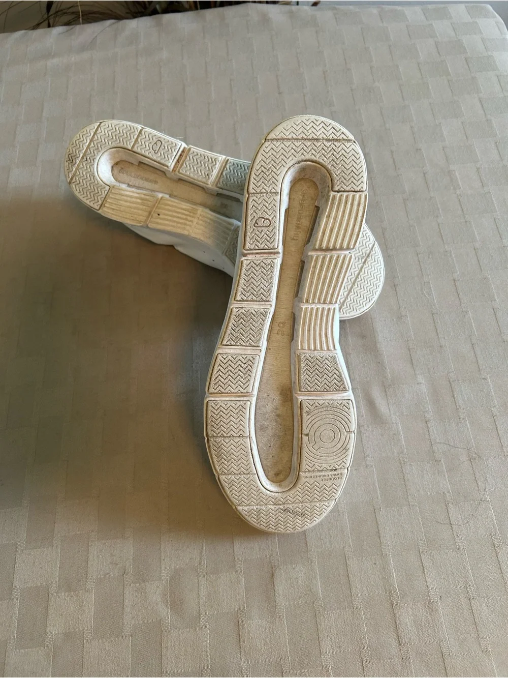 On Running The Roger Advantage Tennis Sneakers in All White